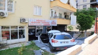 Apartman bahçesine uçan araç açık işyerine santimetreler kala durabildi