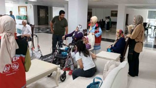 Arabanlı öğrenciler huzurevindeki yaşlıları ziyaret etti