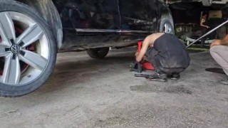 Aracın altına sıkışan kedi sanayide çıkarıldı