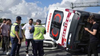 Arnavutköyde hastaya giden ambulans ışıklarda bekleyen otomobilin üzerine devrildi