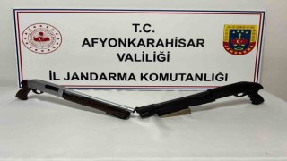 Asker eğlenesinde havaya ateş ederken yakalandılar