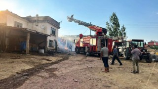 Aslanapada çıkan yangında 14 büyükbaş hayvan telef oldu