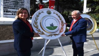 Atatürkün Cumhurbaşkanı olarak Bursaya gelişinin 100. yılı anısına çelenk sunumu yapıldı