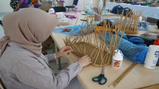 Atık malzemeler kadınların elinde sanat eserine dönüşüyor