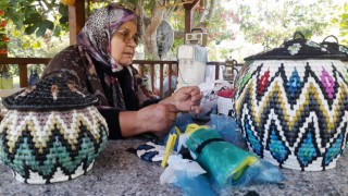 Atık poşetleri sepete dönüştürüyor