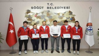 Avrupa şampiyonları madalyalarıyla Başkan Durgutu ziyaret etti