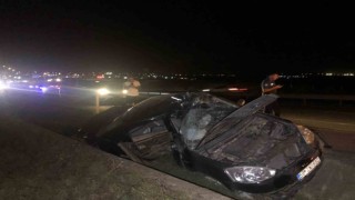 Aydınlatma direğine çarpan otomobilin sürücüsü yaralandı
