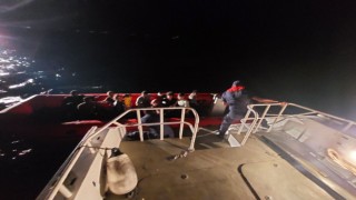 Ayvalıkta 3ü çocuk 11 göçmen sahil güvenlik botuyla kurtarıldı