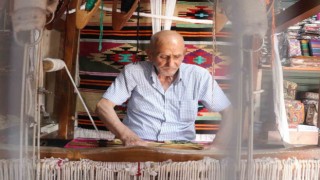 Babasından öğrendiği kilim dokuma mesleğini 3 metrekarelik dükkanında yaşatıyor