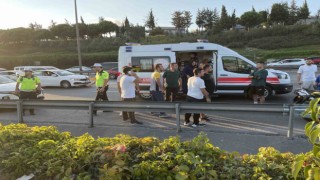 Bağcılarda hafif ticari araç arızalanan aracın yanında bekleyen yayalara çarptı: 2si ağır 5 yaralı