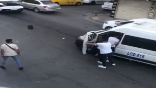 Bağcılarda yol verme kavgası dehşeti: Servis şoförüne tekme ve yumruklarla saldırdılar