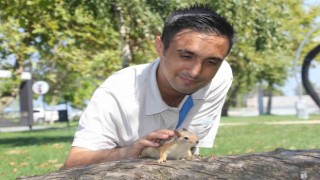 Bahçede bulduğu sincap en yakın arkadaşı oldu