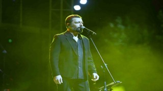 Bahçelievler Belediyesi Yaz Konseri etkinliğinde Mehmet Erdem sahne aldı