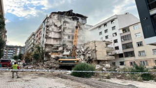Bahçelievlerde bir binanın yıkım çalışması sırasında yanındaki bina zarar gördü