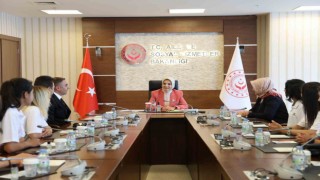 Bakan Göktaş, Hakkarili ve Ağrılı kadın futbolcularla bir araya geldi
