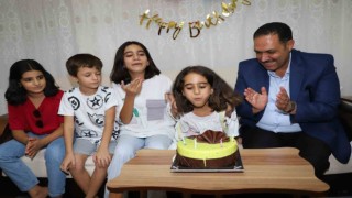 Bakan Mahinur Özdemir Göktaştan depremzede Ranaya doğum günü sürprizi
