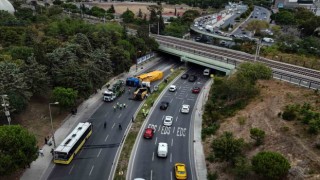 Bakırköyde alt geçide çarpan tır İETT otobüsünün üzerine devrildi 8 yaralı