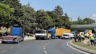 Bakırköyde alt geçide çarpan tır vinç yardımıyla kaldırıldı