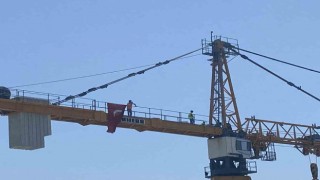 Bakırköyde metro inşaatında paralarını alamayan işçiler kuleye çıkıp eylem yaptı