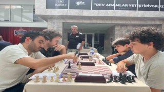 Bakırköyde Zafer Kupası Satranç Turnuvasına katılan yarışmacılar kıyasıya mücadele etti