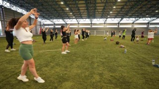 Balıkesirli kadınlar stresini zumba ile atıyor