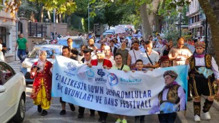 Bandırmada Down Sendromlular için renkli festival kortej yürüyüşü ile başladı