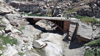 Baraj suyu çekildi, 100 yıllık köprü ortaya çıktı