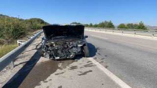Bariyerlere çarpan otomobilde ikisi çocuk 4 kişi yaralandı