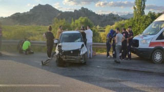 Bariyerlere çarpan otomobildeki 3 kişi yaralandı.