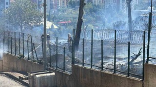 Başakşehirde sanayi sitesi yanındaki alan yangını söndürüldü