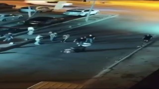 Başakşehirde sokak ortasında yere yatırdığı arkadaşını böyle tekmeledi