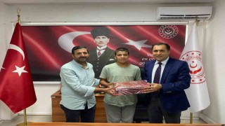 Başarılı güreşçiden anlamlı ziyaret