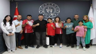 Başarılı sporcuya hediye verdi