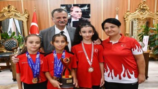 Başkan Balaban şampiyon milli sporcuları ödüllendirdi