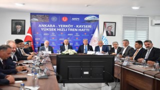 Başkan Büyükkılıç, Bakan Uraloğluna Hızlı Tren Hattı Şantiyesinde verilen brifinge katıldı