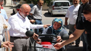 Başkan Çolakbayrakdar, engelli aileye akülü araç hediye etti