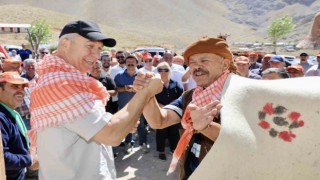 Başkan Özçelik batı yaylalarında vatandaşlarla buluştu