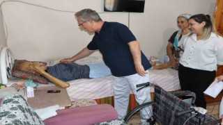 Başkan Tetik, kendi elleri ile tekerlekli sandalyeyi teslim etti