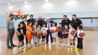 Başkan Yalım, Yaz Spor Okulları kursiyerlerini ziyaret etti