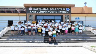 Battalgazi Belediyesinin Yüzme Bilmeyen Kalmasın projesiyle 110 çocuk yüzmeyi öğrendi