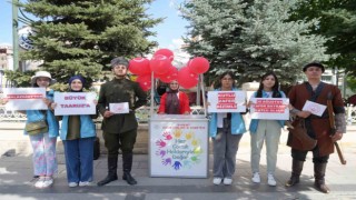 Bayburt Çocuk Hakları İl Komitesi üyesi çocuklardan 30 Ağustos Zafer Bayramı farkındalık etkinliği
