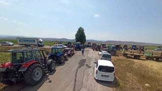 Bayburtta tarlalarını sulayamayan çiftçiler, traktörlerle yol kapatıp eylem yaptı