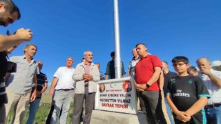 Bayrak adam, Şehit öğretmenler anısına 14 metrelik bayrak dikti