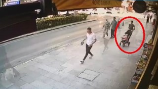 Bebek arabasıyla gezinirken beğendiği başka arabayı kucağında bebeğiyle çaldı
