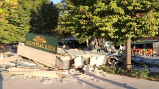 Belediye elektrik ve suyunu verdiği büfeyi kaçak diye yıktı