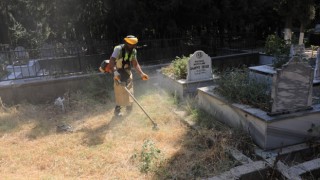 Belediye, Mezarlıklarda Temizlik Çalışmalarını Sürdürüyor