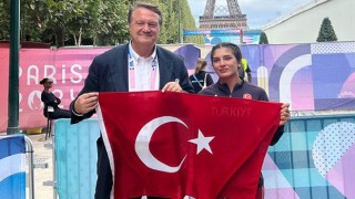Beşiktaş Başkanı Arat, Milli Güreşçi Nesrin Baş'ı Tebrik Etti