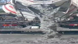 Beton mikseri yola beton ve pis su dökerek ilerledi, bir sürücü isyan etti