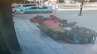 Beylikdüzünde kaldırımda oturan çocuklara araç çarptı: 1i ağır 3 çocuk yaralandı