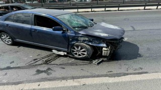 Beylikdüzünde makas atarak ilerleyen sürücü iki otomobile çarparak kaza yapınca aracını bırakıp kaçtı